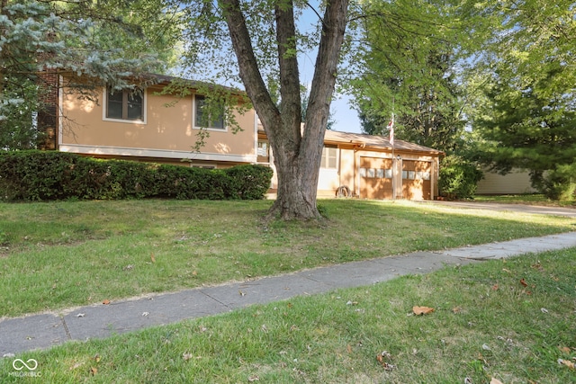 view of front facade with a front lawn