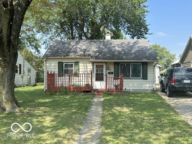 view of front of property featuring a front yard