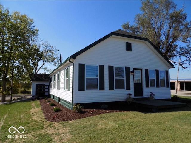 view of front of home featuring a front lawn