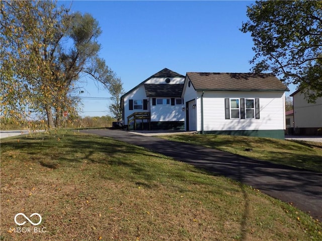 view of front of house featuring a garage and a front lawn