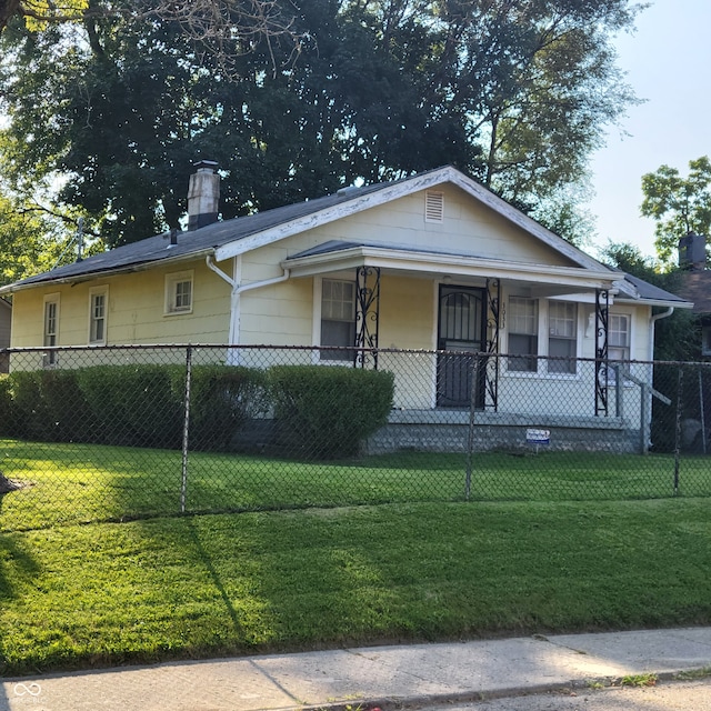 view of front facade with a front yard and covered porch