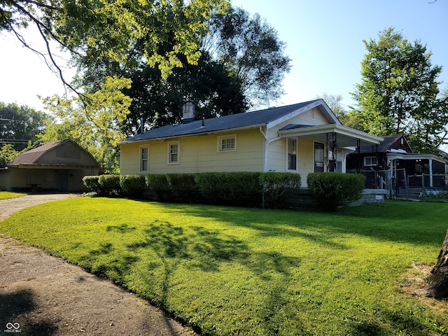 view of front facade featuring a front yard