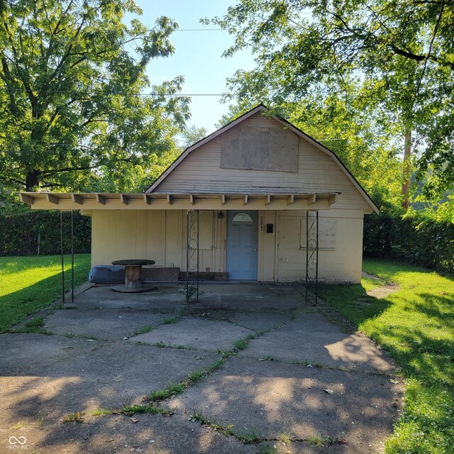 view of front of property with a front yard