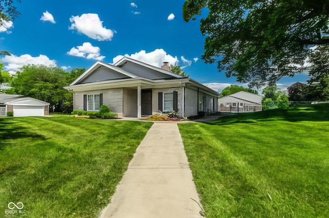 view of front facade featuring a front yard