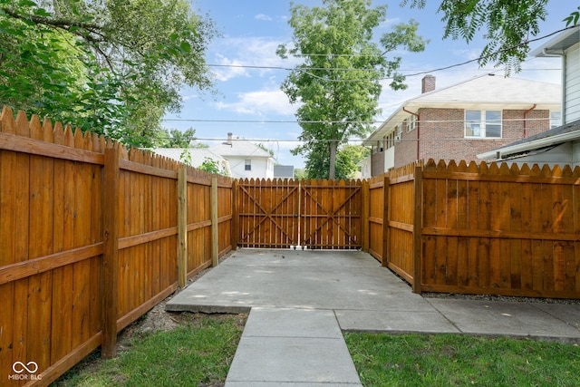 view of yard featuring a patio