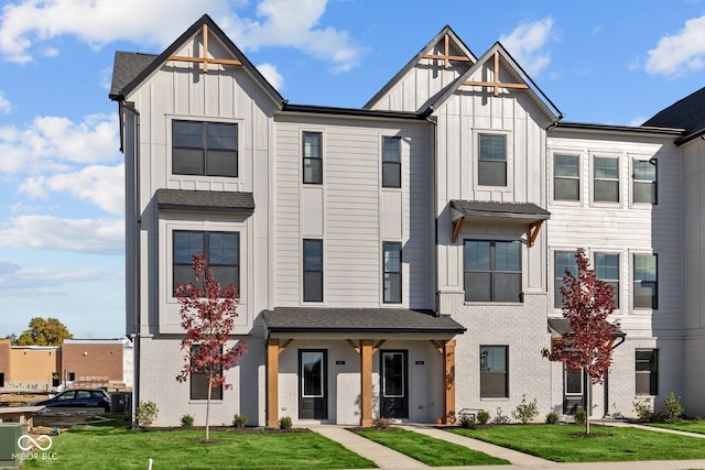 view of front of house featuring a front lawn