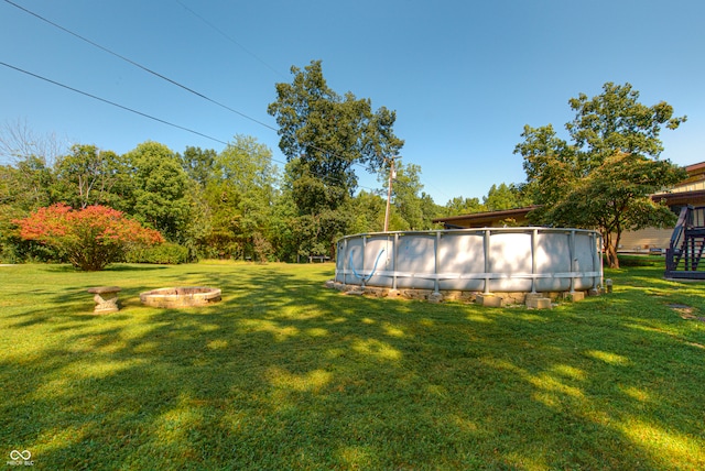 view of yard featuring an outdoor fire pit