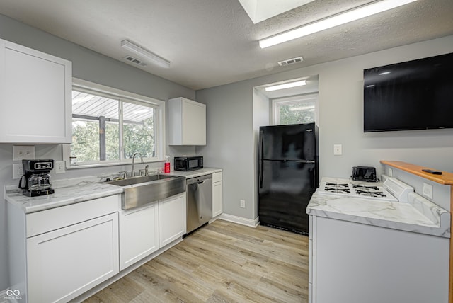 7587 Shady Side Dr, Bloomington, IN 47401 - kitchen featuring a sink, visible vents, black appliances, and light wood finished floors