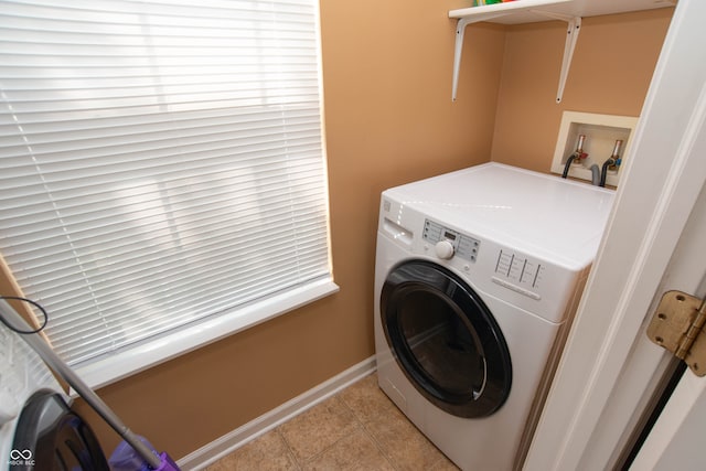 laundry room with washer / clothes dryer and light tile patterned floors