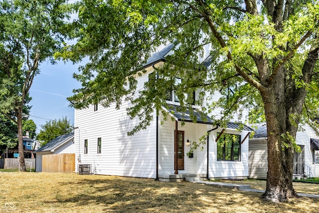 view of front of house featuring a front yard