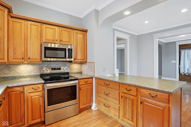 kitchen featuring light hardwood / wood-style flooring, stainless steel appliances, kitchen peninsula, tasteful backsplash, and ornamental molding