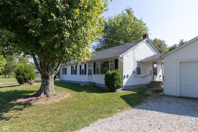 view of front of house featuring a front lawn and a garage