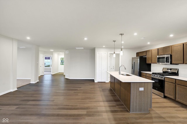 134 Maxim Ct, Cumberland, IN 46229 - kitchen featuring stainless steel appliances, a sink, recessed lighting, a center island with sink, and dark wood-type flooring