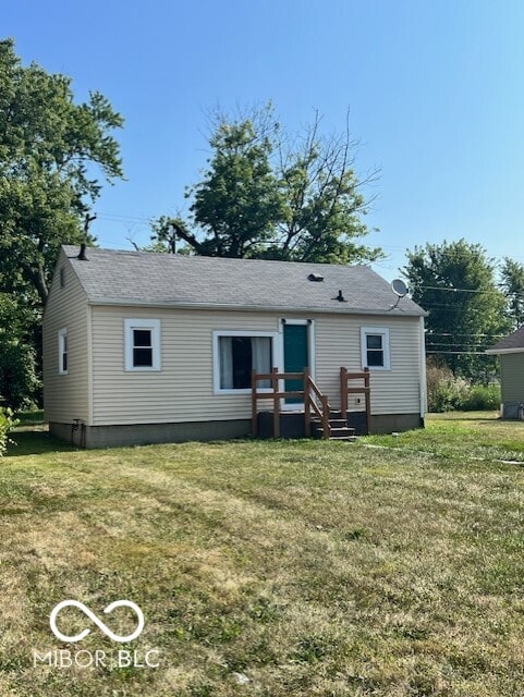 view of front facade with a front yard