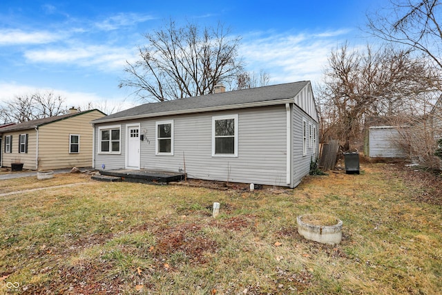 view of front facade with a front yard