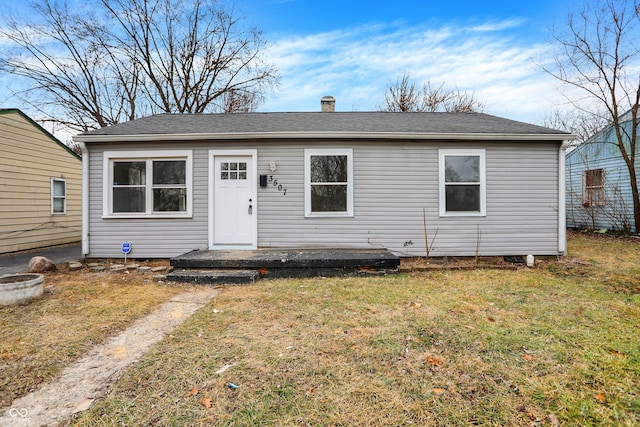 view of front of home featuring a front yard