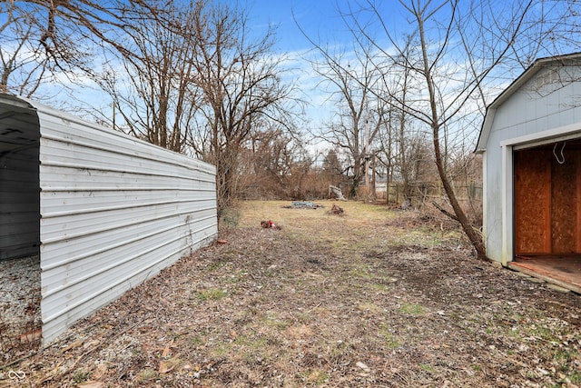 view of yard with an outbuilding