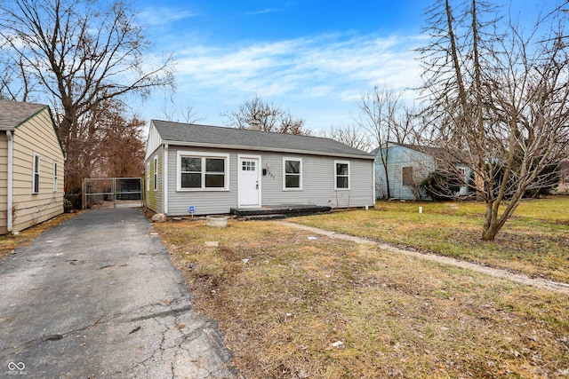 view of front of property with a front yard