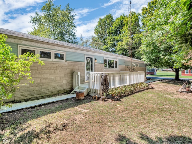 view of front of property featuring a front yard