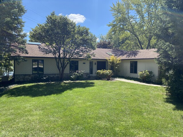 single story home featuring a front lawn