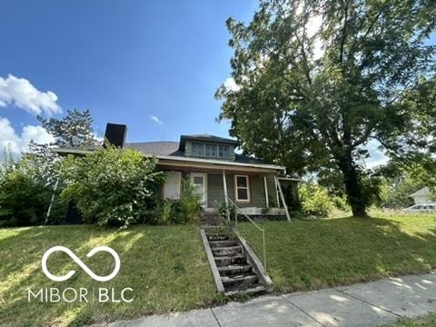 view of front facade featuring a front lawn