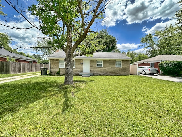 view of front of home featuring a front yard