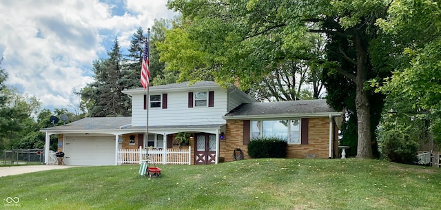 view of front facade featuring a front yard