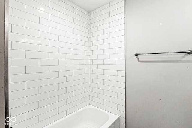 bathroom with tiled shower / bath combo