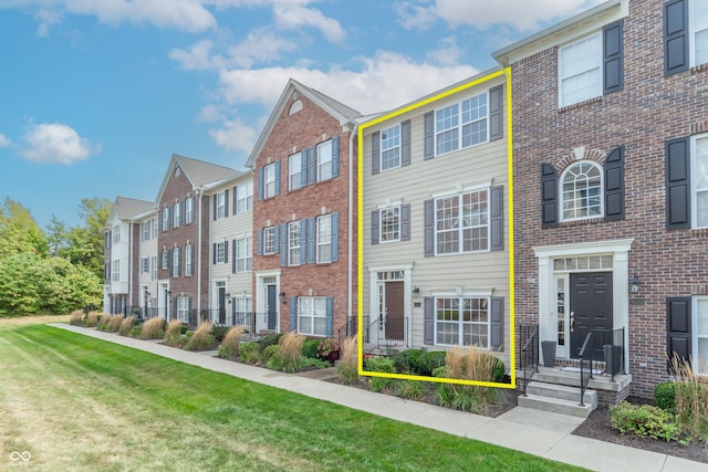 view of front facade featuring a front yard