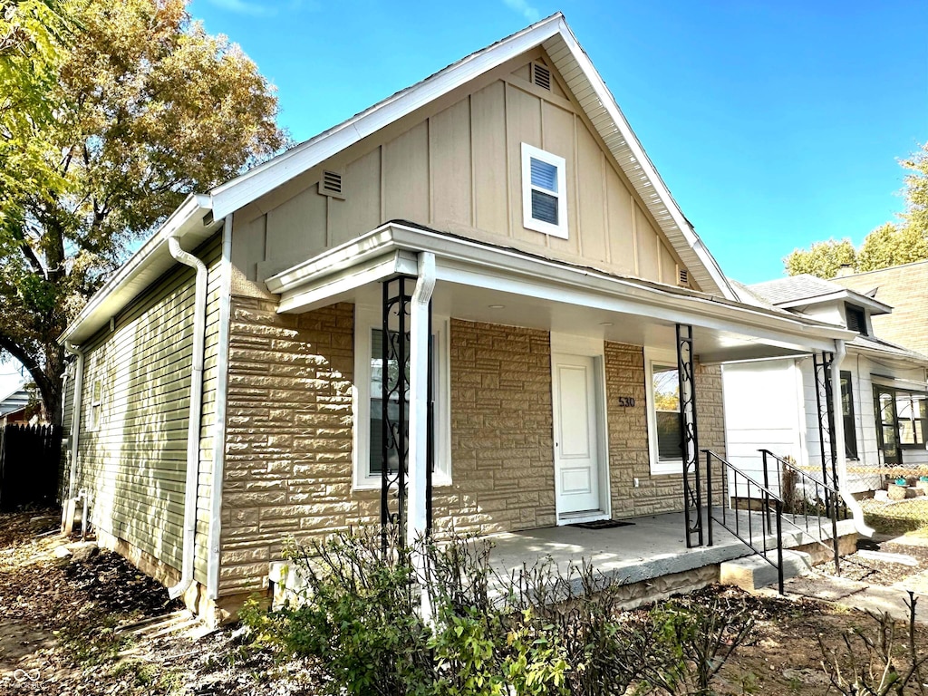 view of front of property featuring covered porch