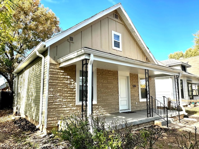 view of front of property featuring covered porch