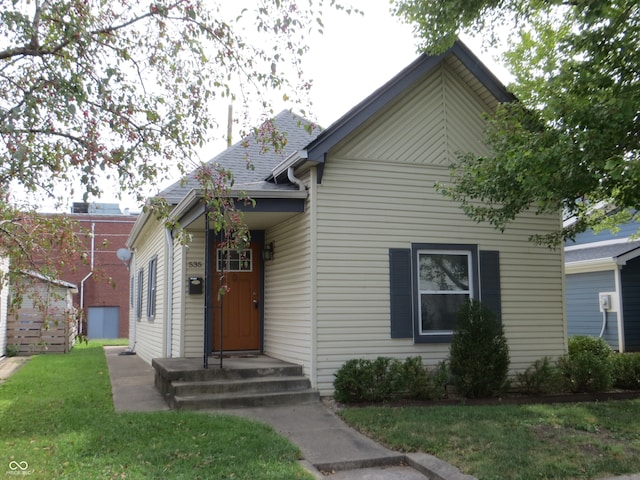 view of front of property featuring a front lawn