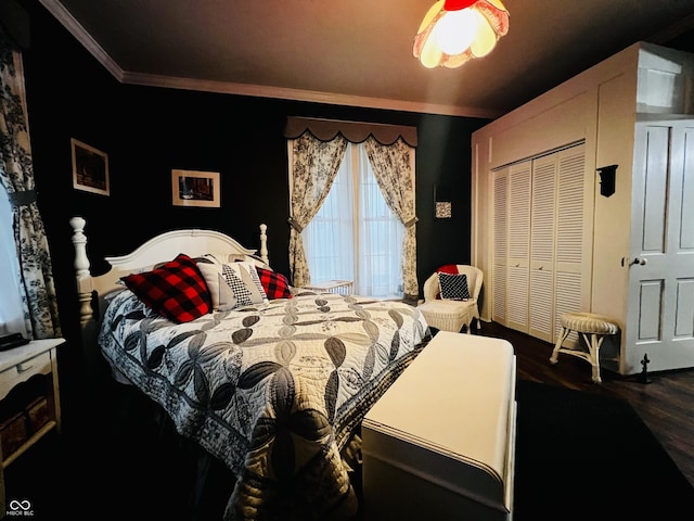 bedroom featuring crown molding, wood finished floors, and a closet