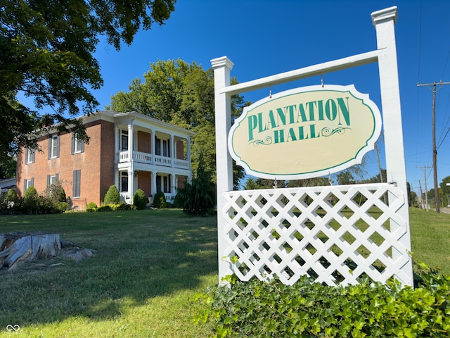 community sign featuring a yard