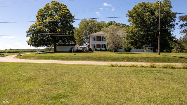 view of front of property featuring a front yard