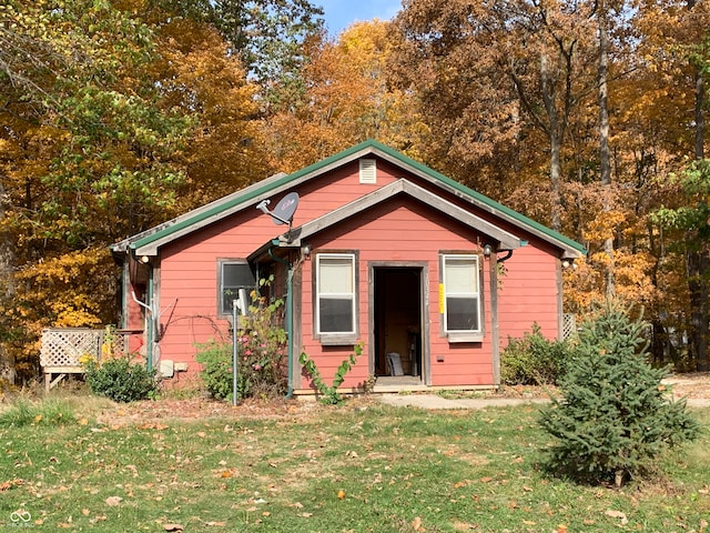 bungalow-style house featuring a front yard