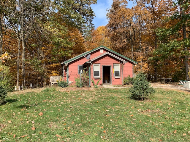 view of front of property featuring a front yard