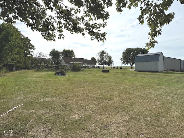 view of yard with an outbuilding