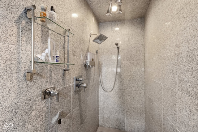 bathroom featuring a tile shower