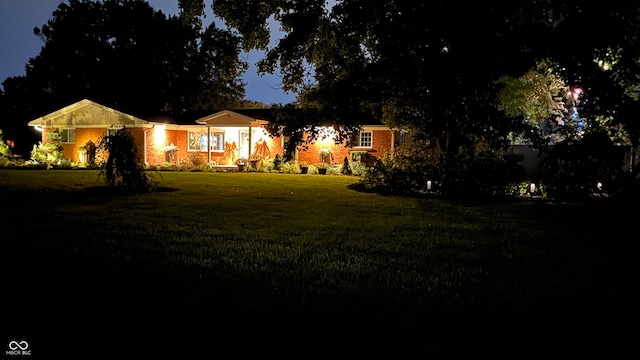 view of front of home featuring a lawn