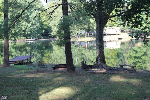 view of yard featuring a water view