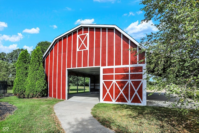 view of outdoor structure featuring a yard