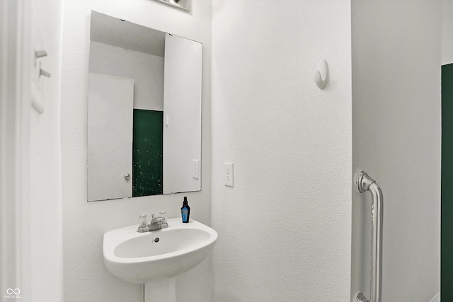 bathroom featuring sink