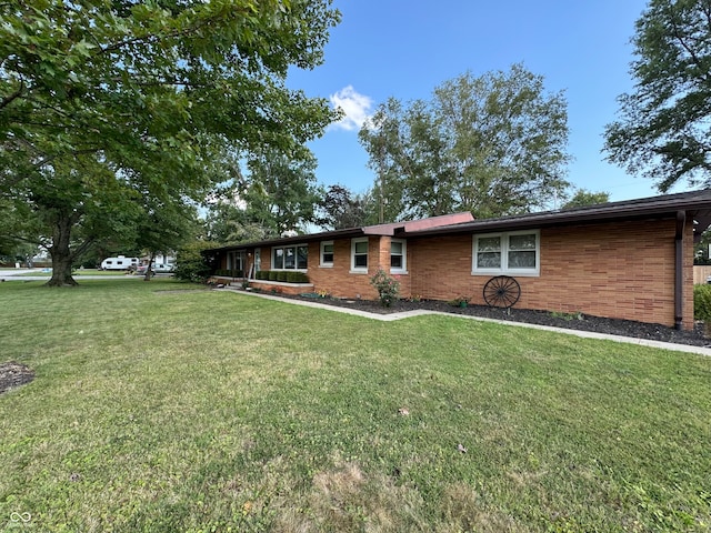 ranch-style home featuring a front lawn