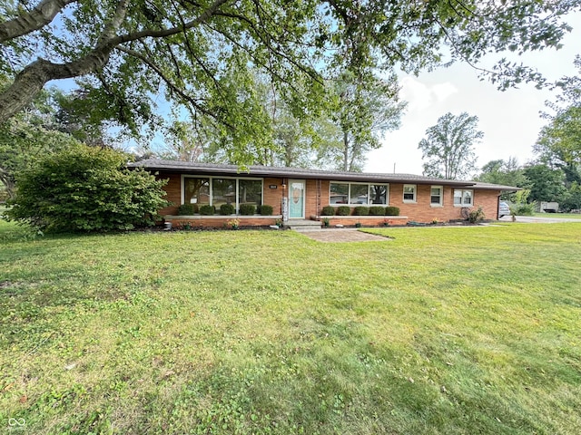 single story home featuring a front lawn