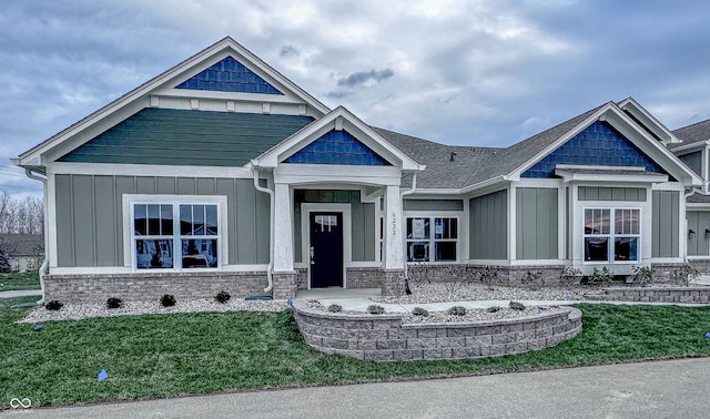 craftsman inspired home with a front lawn