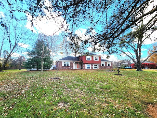 view of front of property featuring a front lawn