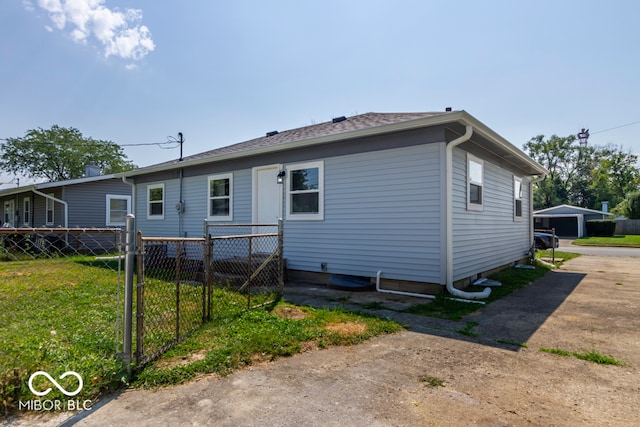 view of front facade featuring a front yard