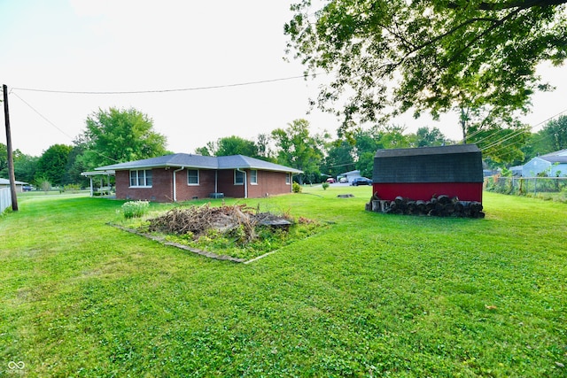 view of yard featuring a storage shed