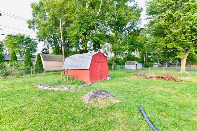 view of yard featuring a shed